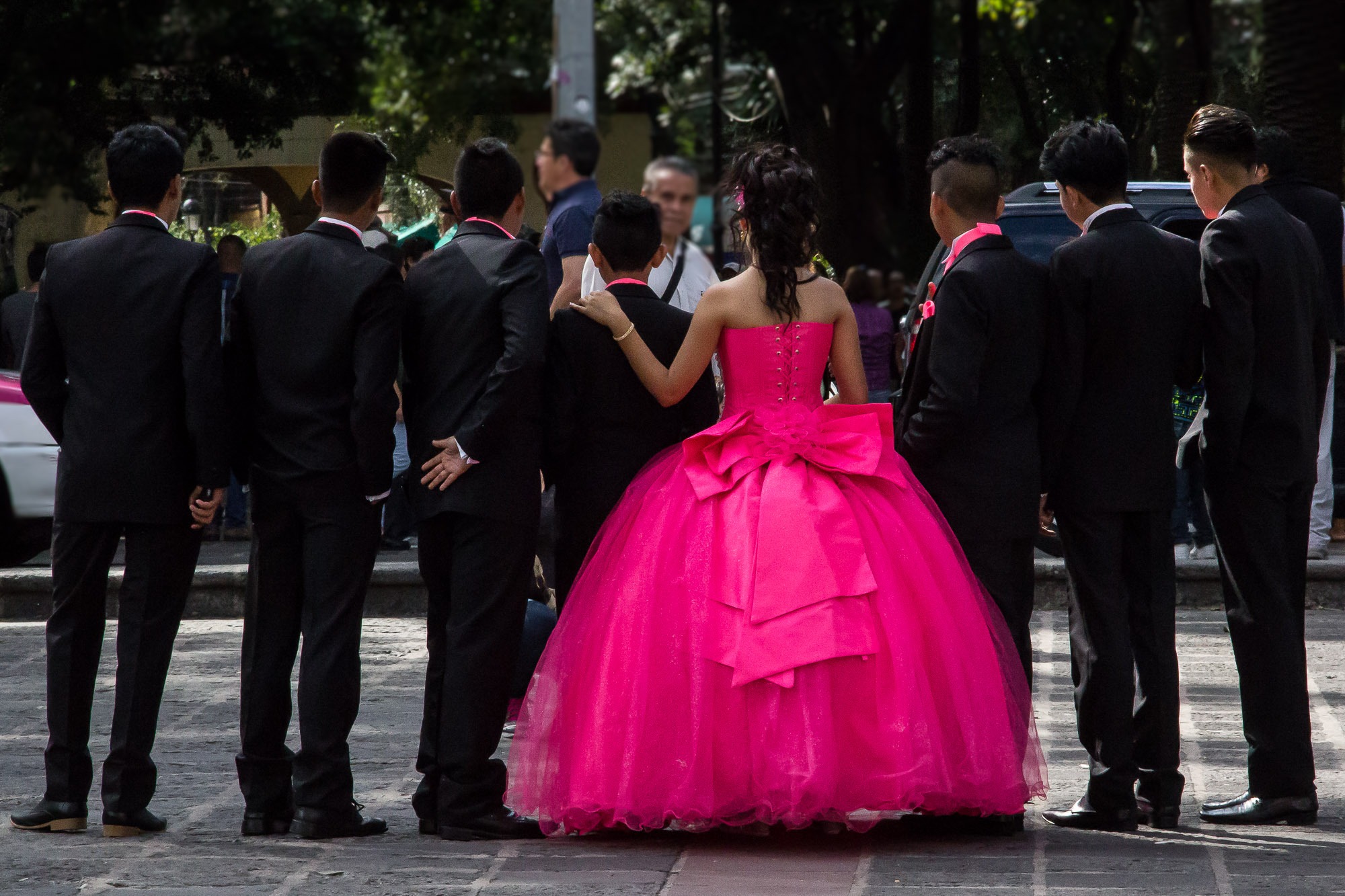 A quinceañera e seus chambelanes, uma expressão da alma festiva mexicana.