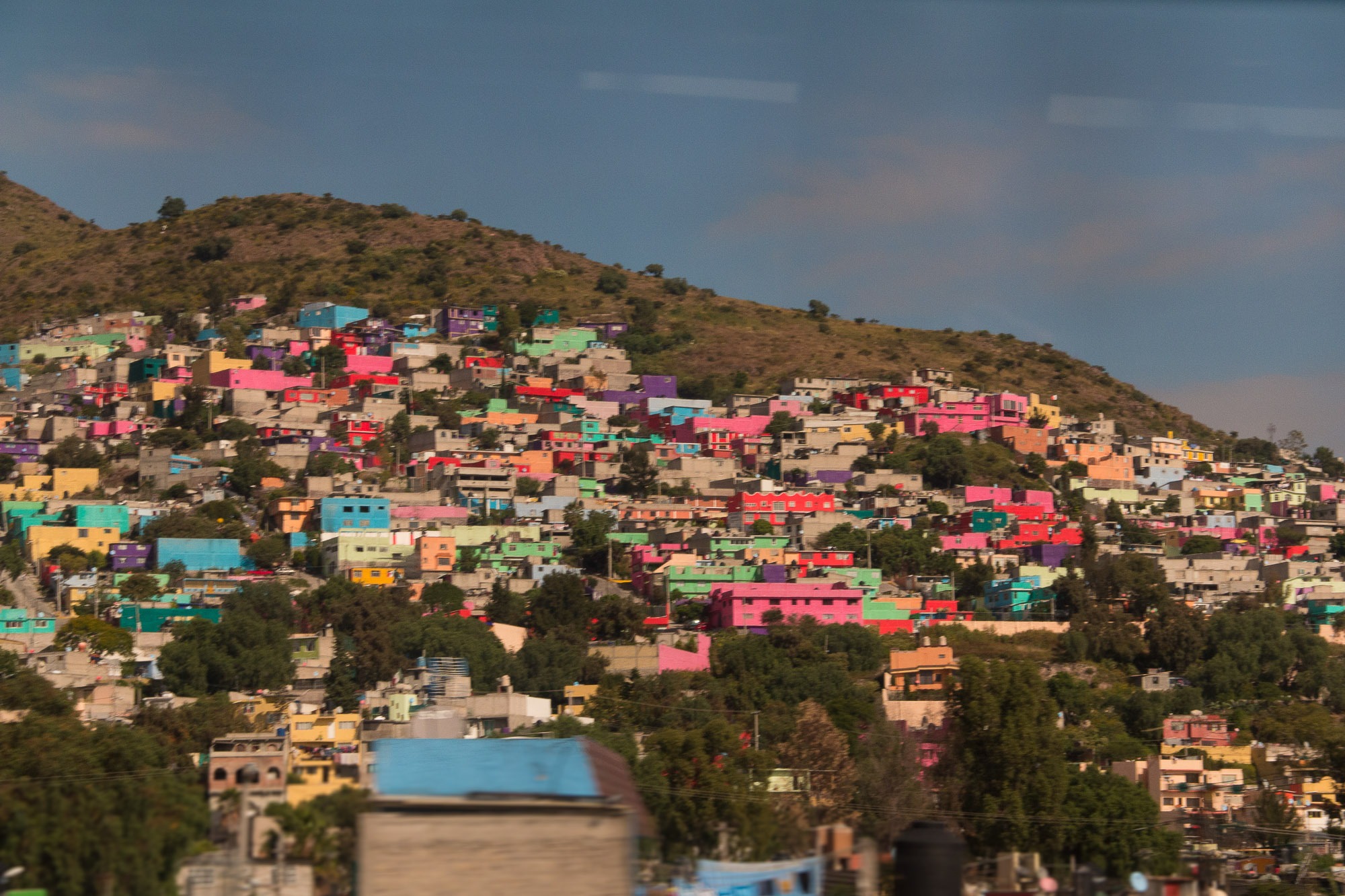 Bairro perifÃ©rico da Cidade do MÃ©xico, caracterizado pelas fachadas coloridas das casas