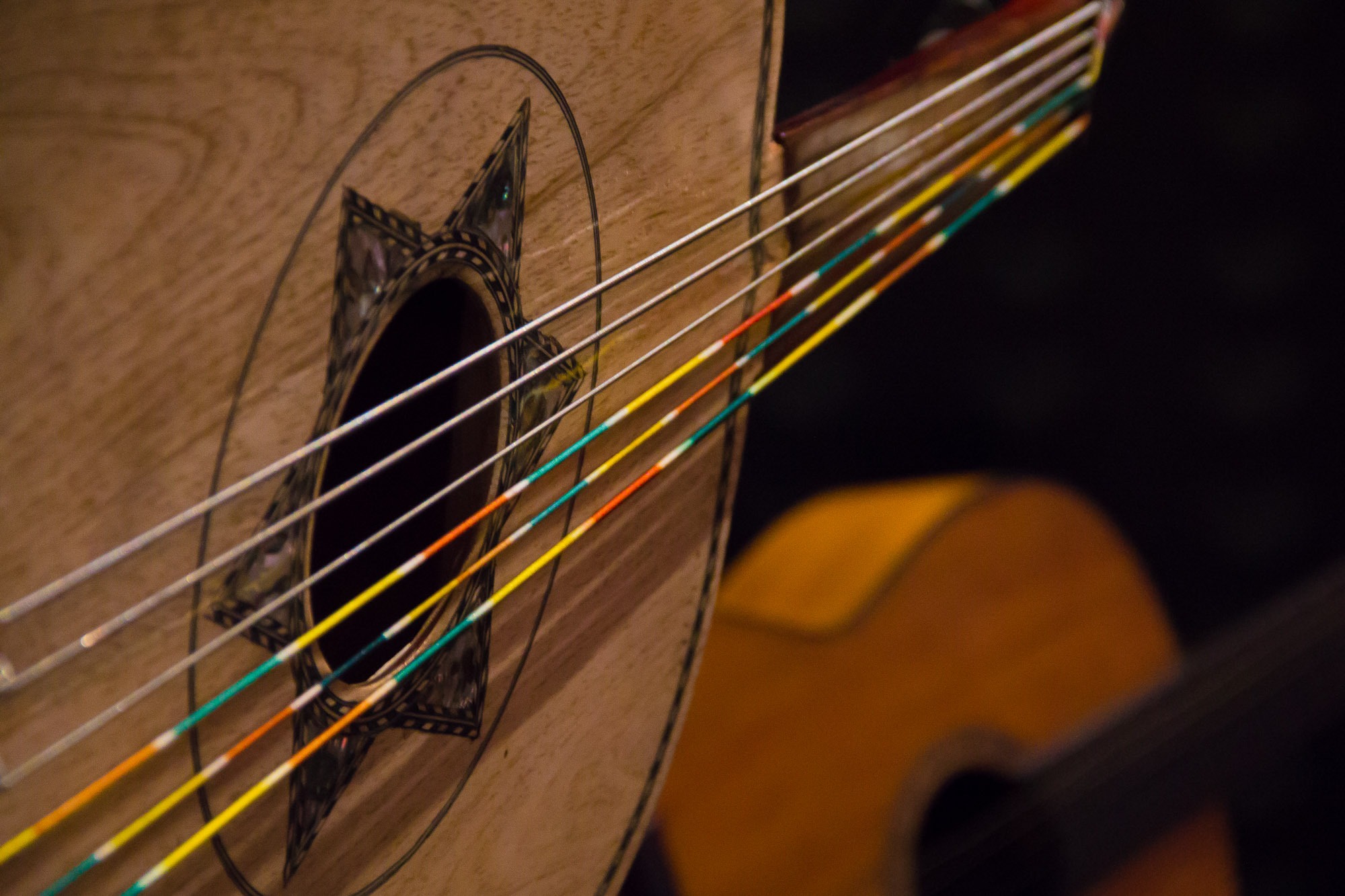 Das cordas do violão, flui uma música colorida